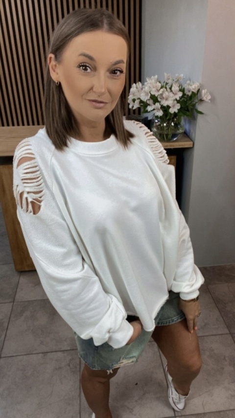 Bluza z Rozdarciami By Love Me Biała Bluza z Rozdarciami By Love Me Biała