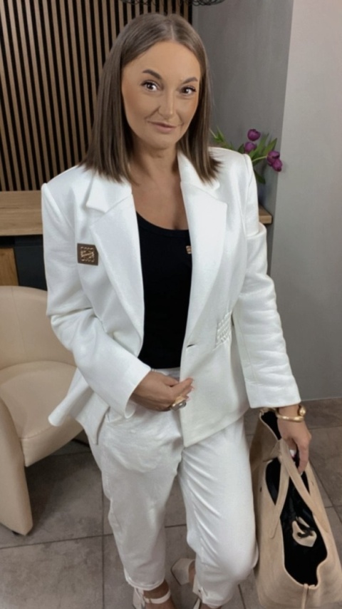 Marynarka z gumką w talii – By Love Me Biała Marynarka z gumką w talii – By Love Me Biała