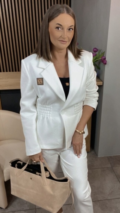 Marynarka z gumką w talii – By Love Me Biała Marynarka z gumką w talii – By Love Me Biała