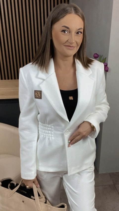 Marynarka z gumką w talii – By Love Me Biała Marynarka z gumką w talii – By Love Me Biała