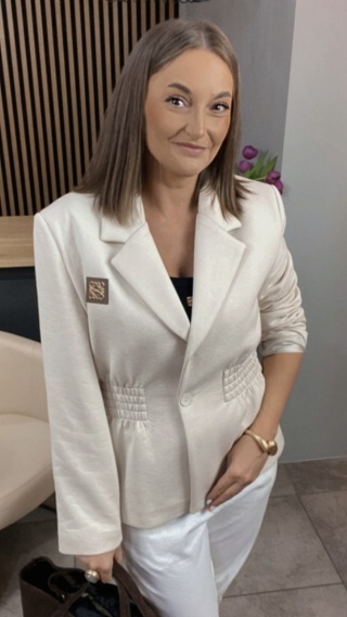 Marynarka z gumką w talii – By Love Me Beżowa