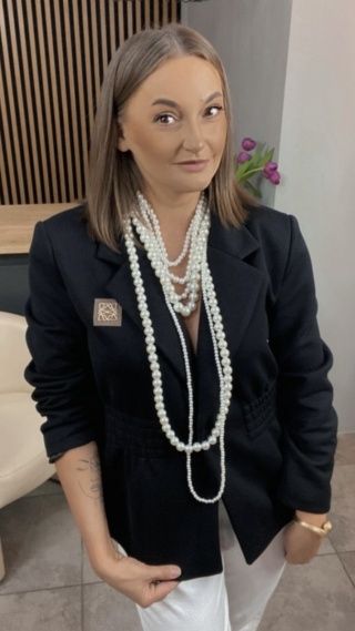Marynarka z gumką w talii – By Love Me Czarna
