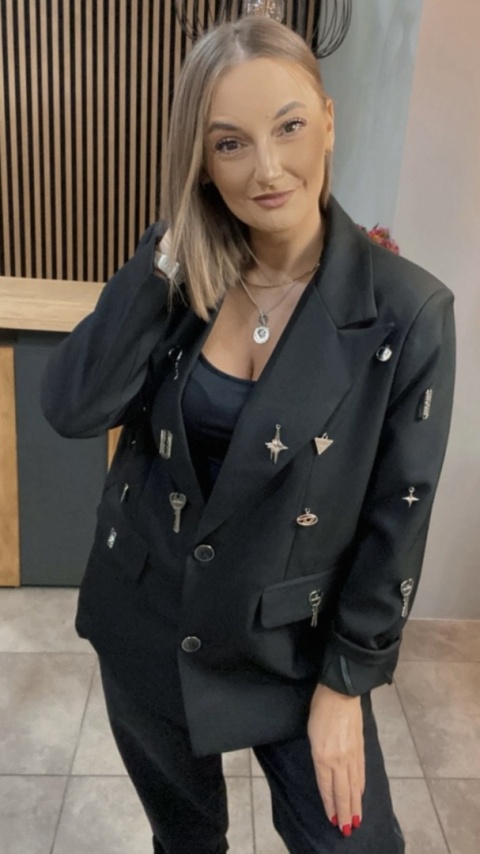 Marynarka C.L Exclusive zdobiona metalowymi aplikacjami