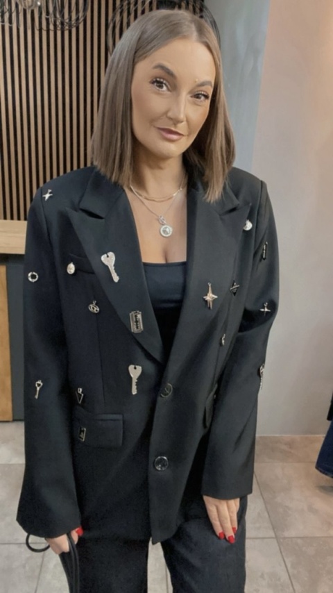 Marynarka C.L Exclusive zdobiona metalowymi aplikacjami