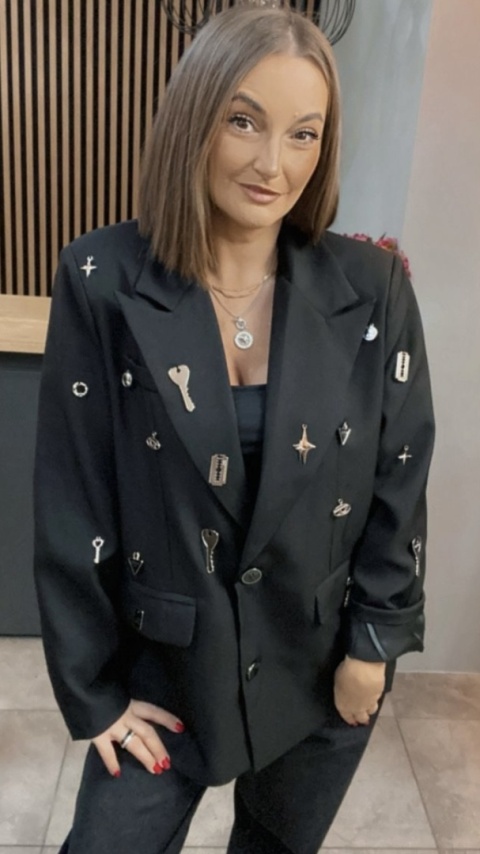 Marynarka C.L Exclusive zdobiona metalowymi aplikacjami