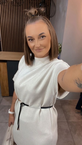 Sukienka dzianinowa Melody z paskiem - Śmietanka