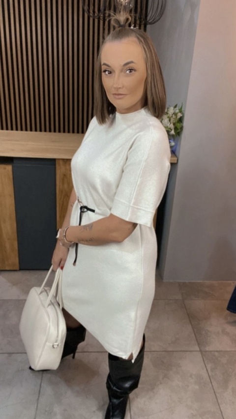 Sukienka dzianinowa Melody z paskiem - Śmietanka