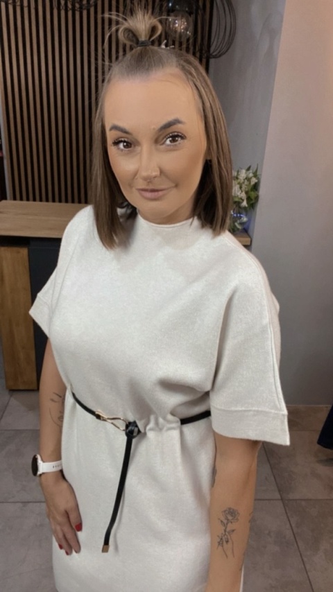 Sukienka dzianinowa Melody z paskiem - Śmietanka