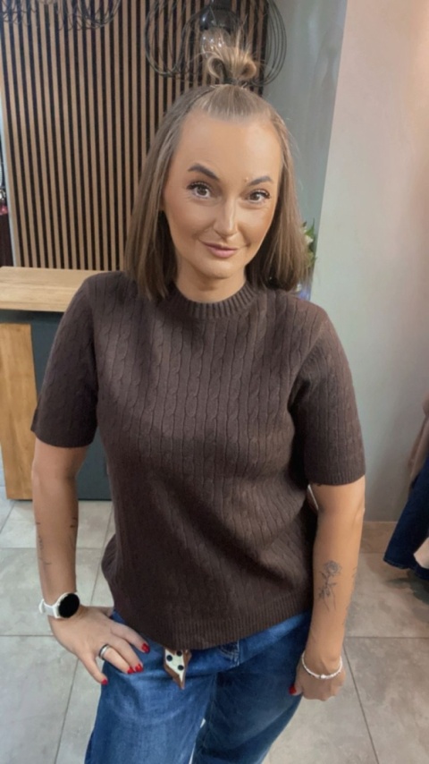 Sweter ze splotem warkoczowym - Czekolada