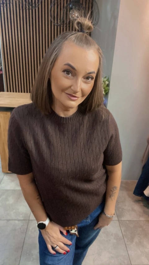 Sweter ze splotem warkoczowym - Czekolada