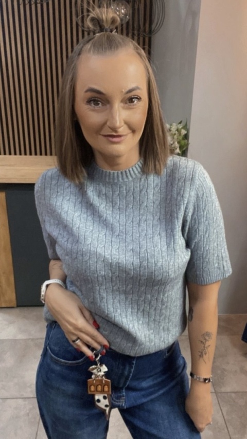 Sweter ze splotem warkoczowym - Szary