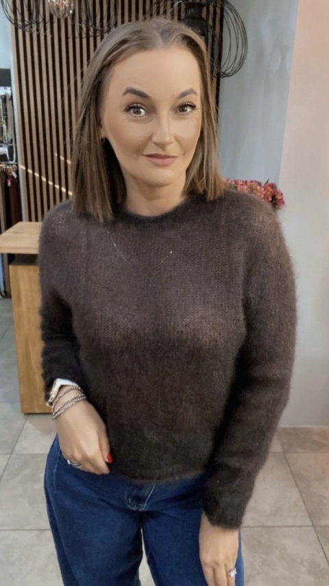 Sweter Kid Moher - klasyczny krój z okrągłym dekoltem - Brąz