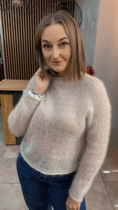 Sweter Kid Moher - klasyczny krój z okrągłym dekoltem - Beż