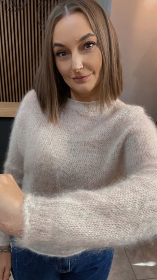 Sweter Kid Moher - klasyczny krój z okrągłym dekoltem - Beż