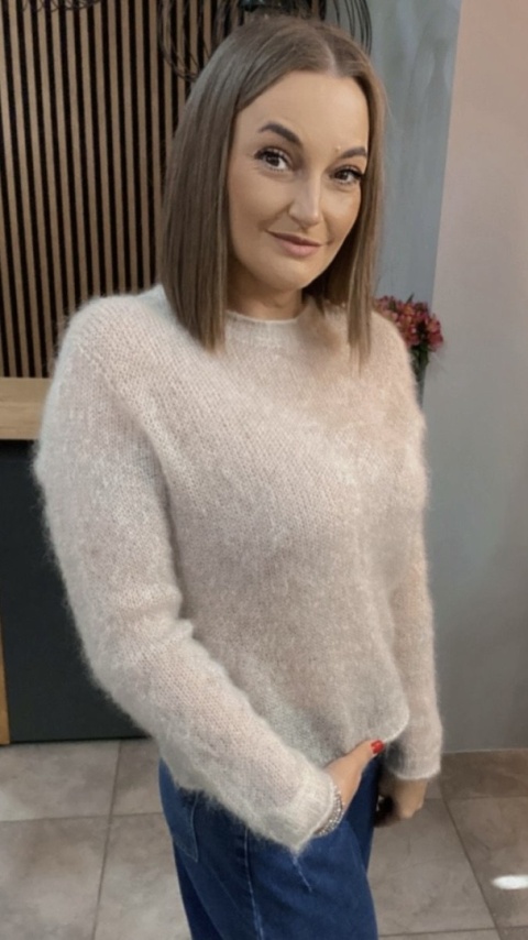 Sweter Kid Moher - klasyczny krój z okrągłym dekoltem - Beż