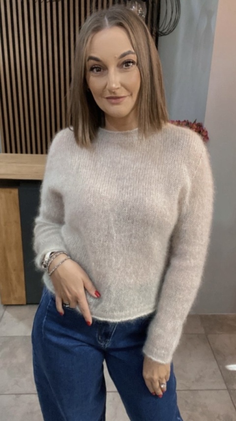 Sweter Kid Moher - klasyczny krój z okrągłym dekoltem - Beż