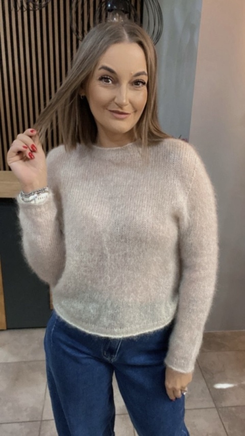 Sweter Kid Moher - klasyczny krój z okrągłym dekoltem - Beż