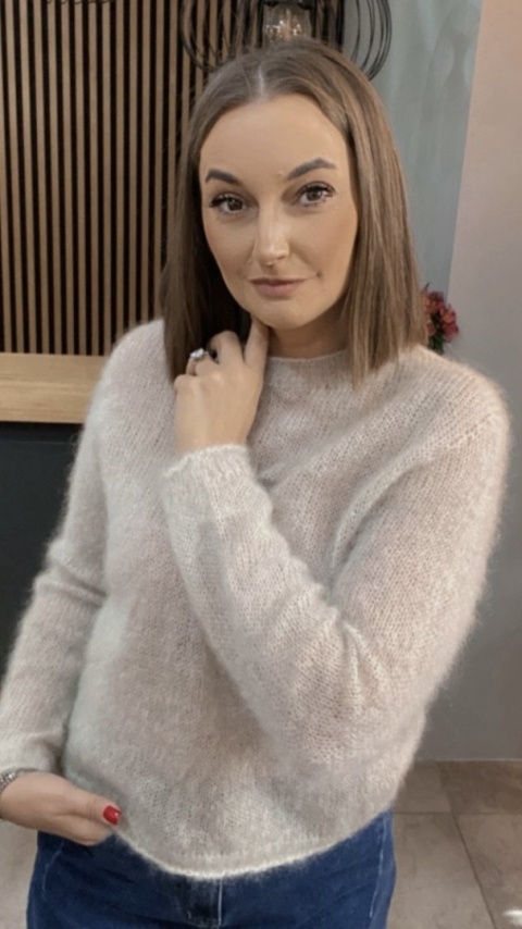 Sweter Kid Moher - klasyczny krój z okrągłym dekoltem - Beż