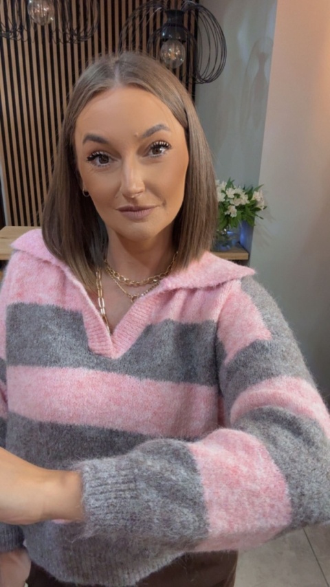 Sweter w paski z kołnierzykiem - Różowy