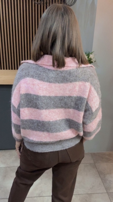 Sweter w paski z kołnierzykiem - Różowy