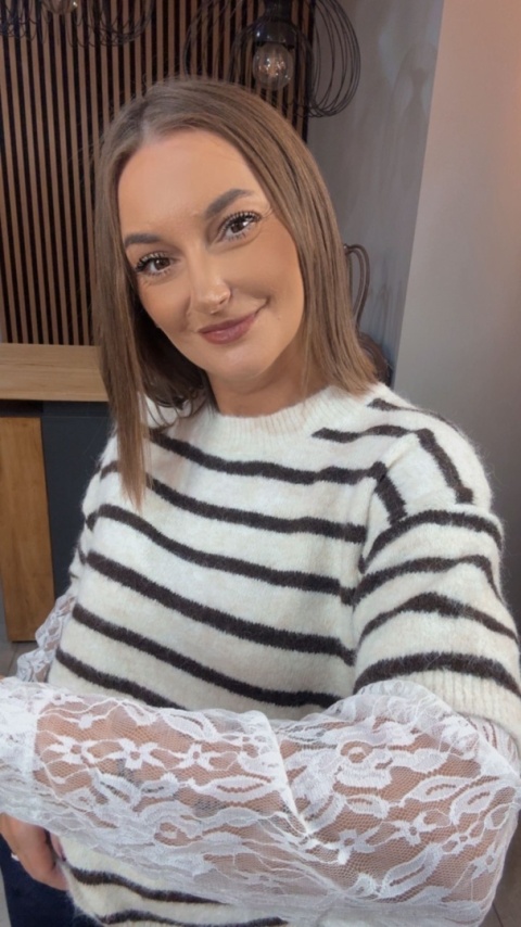 Sweter z koronkowymi rękawami – Brązowy