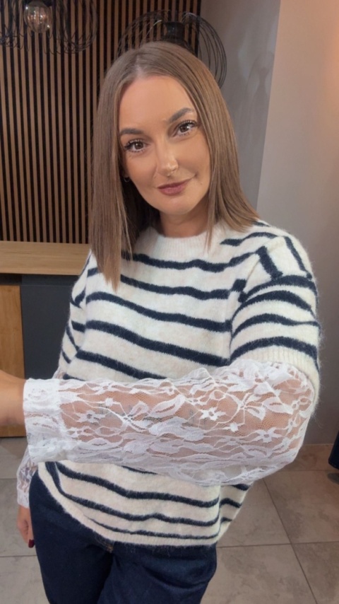 Sweter z koronkowymi rękawami – Granat