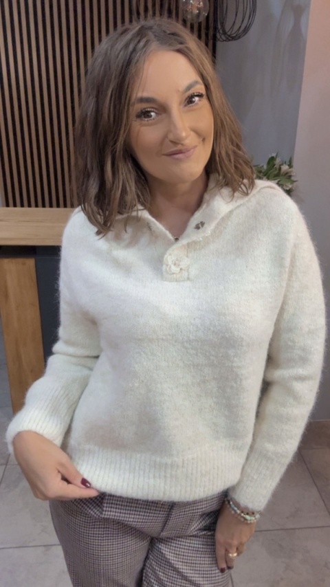 Sweter z wełną i ozdobnymi guzikami w kształcie kwiatów