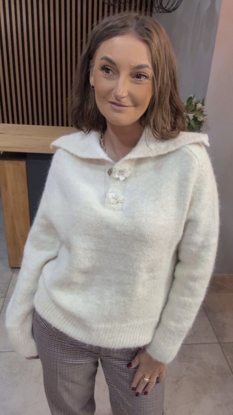 Sweter z wełną i ozdobnymi guzikami w kształcie kwiatów