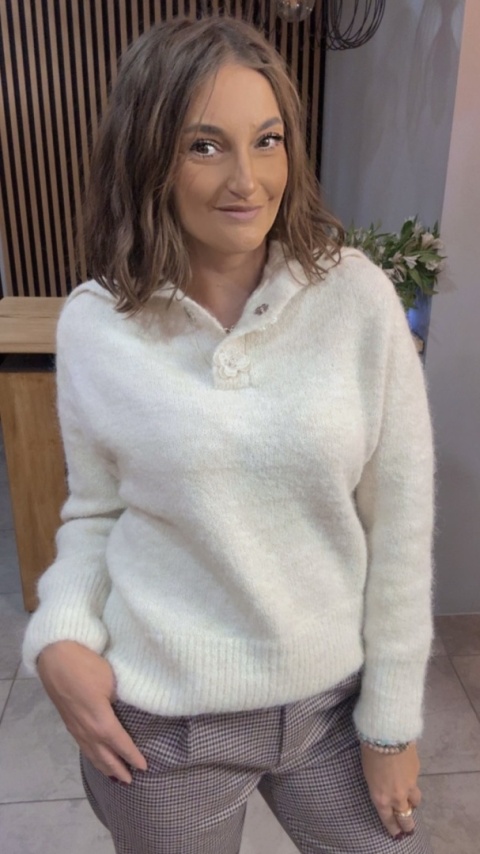 Sweter z wełną i ozdobnymi guzikami w kształcie kwiatów