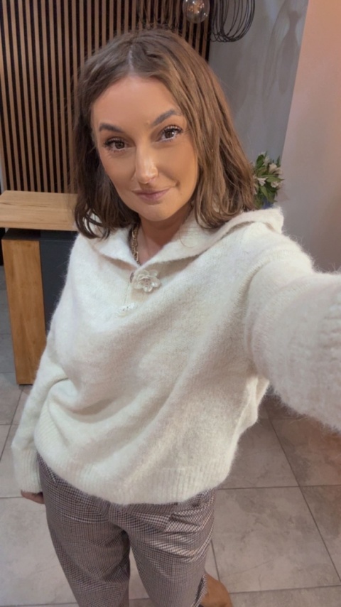 Sweter z wełną i ozdobnymi guzikami w kształcie kwiatów