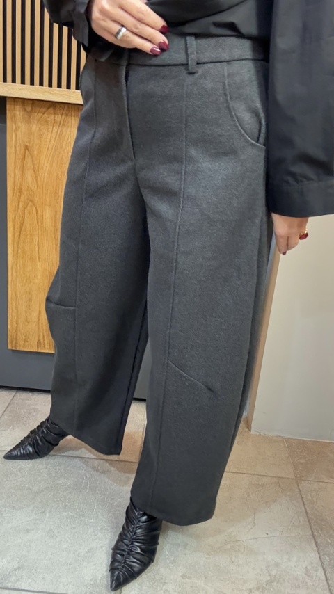 Spodnie „Wełniany komfort, który nosisz z klasą - spodnie JOY."