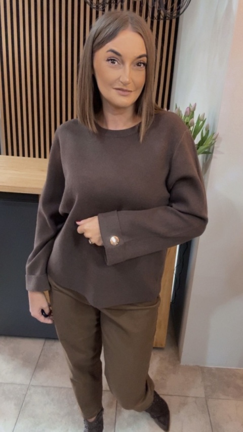 Sweter Finery z ozdobnym guzikiem na mankiecie - Czekolada