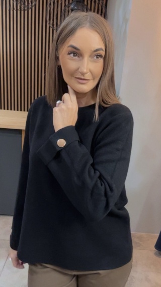 Sweter Finery z ozdobnym guzikiem na mankiecie - Czarny