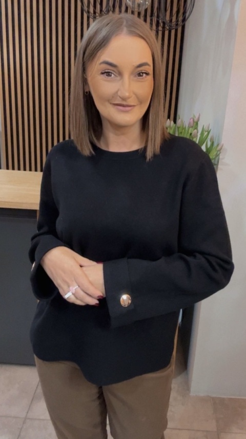 Sweter Finery z ozdobnym guzikiem na mankiecie - Czarny