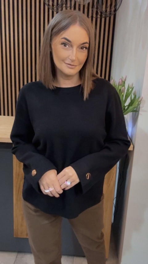 Sweter Finery z ozdobnym guzikiem na mankiecie - Czarny