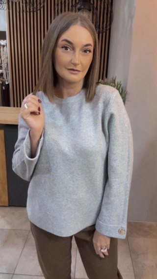 Sweter Finery z ozdobnym guzikiem na mankiecie - Szary