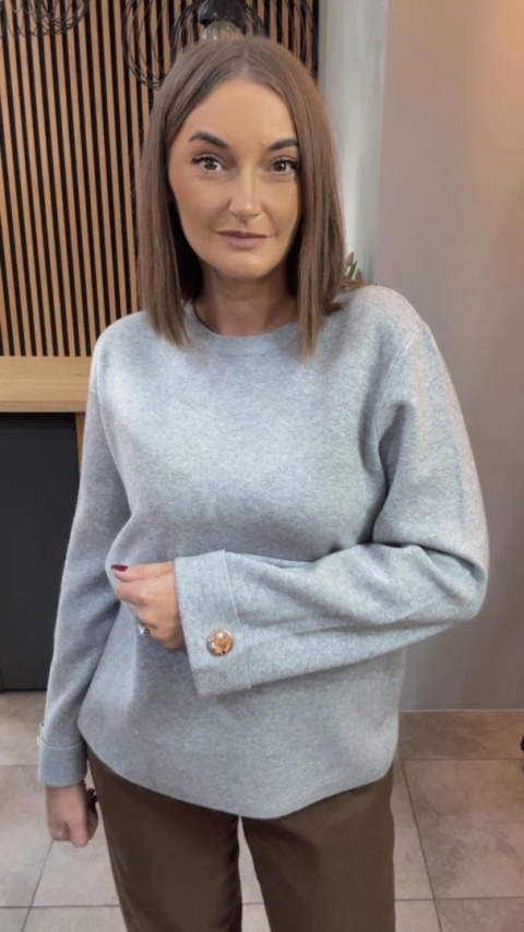 Sweter Finery z ozdobnym guzikiem na mankiecie - Szary