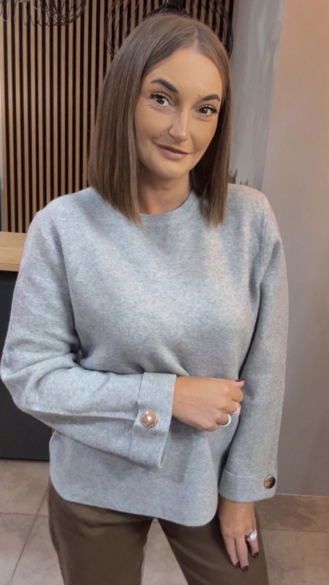 Sweter Finery z ozdobnym guzikiem na mankiecie - Szary