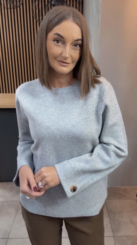 Sweter Finery z ozdobnym guzikiem na mankiecie - Szary