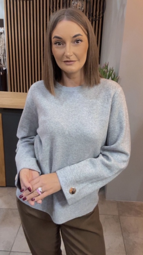 Sweter Finery z ozdobnym guzikiem na mankiecie - Szary