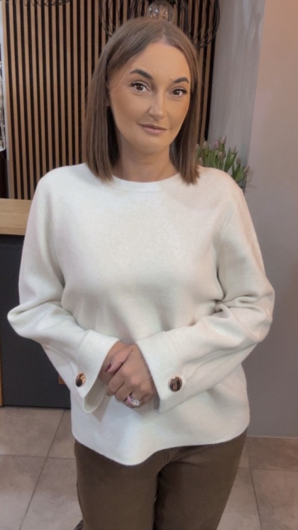 Sweter Finery z ozdobnym guzikiem na mankiecie - Śmietanka