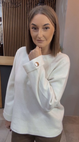 Sweter Finery z ozdobnym guzikiem na mankiecie - Śmietanka