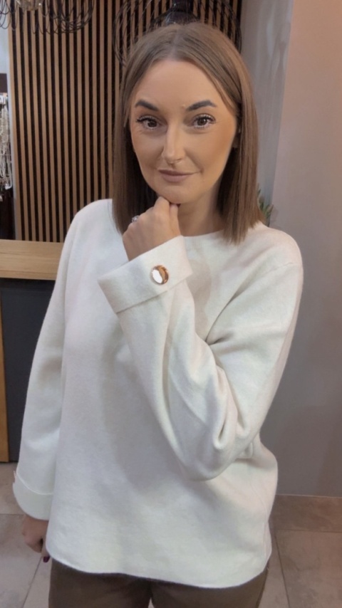 Sweter Finery z ozdobnym guzikiem na mankiecie - Śmietanka