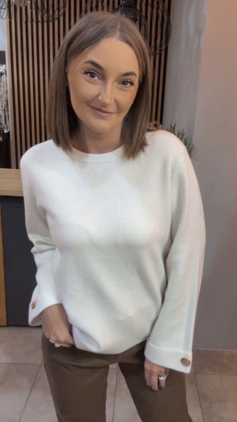 Sweter Finery z ozdobnym guzikiem na mankiecie - Śmietanka