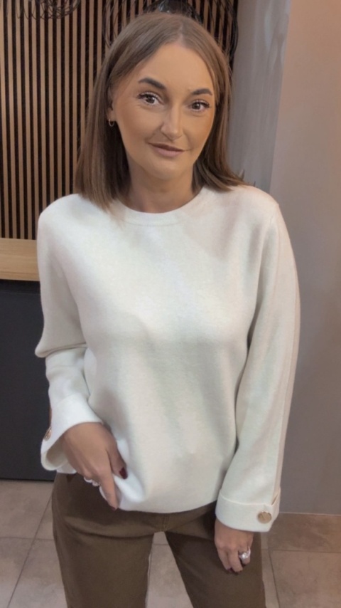 Sweter Finery z ozdobnym guzikiem na mankiecie - Śmietanka