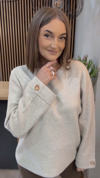 Sweter Finery z ozdobnym guzikiem na mankiecie - Beżowy