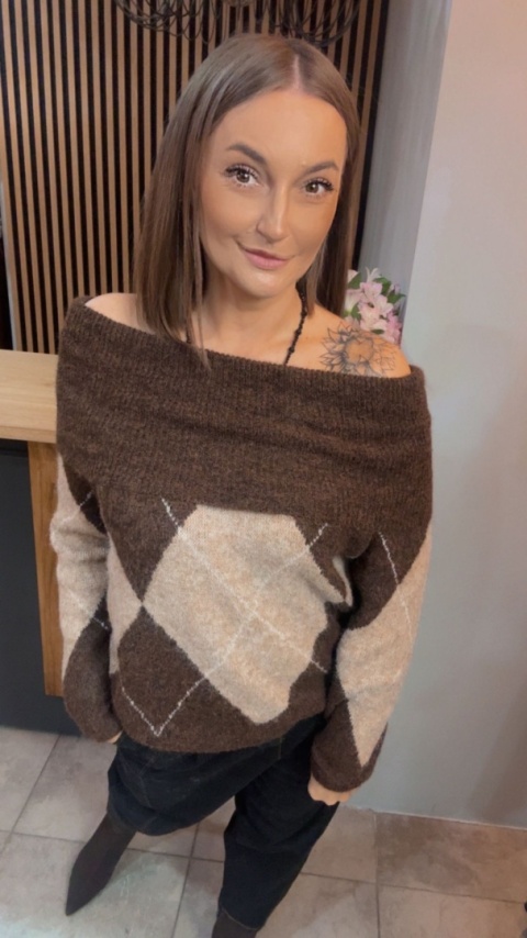 Sweter VICBEE - Argyle z szerokim kołnierzem - Coffee