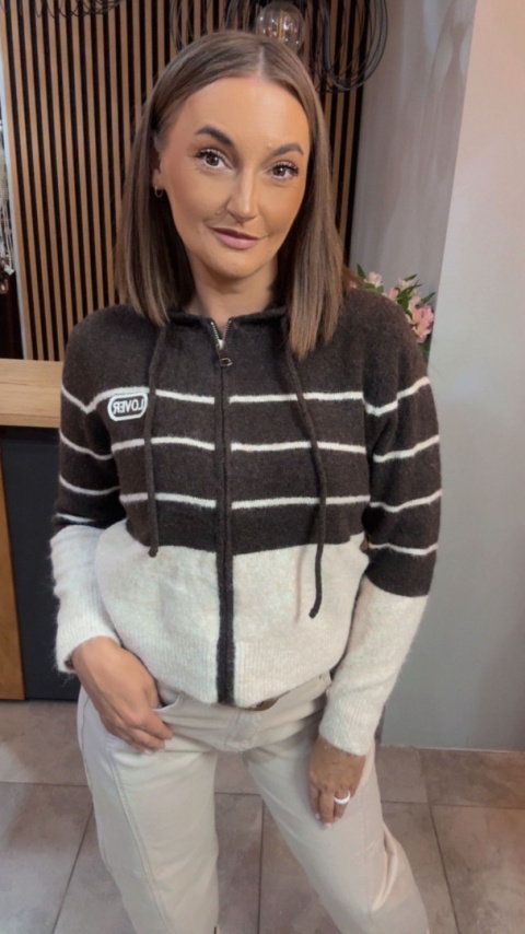Sweter VICBEE “LOVER” z kapturem – brązowo-kremowy w paski