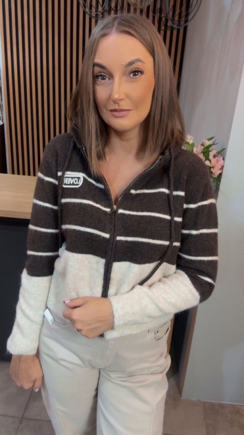 Sweter VICBEE “LOVER” z kapturem – brązowo-kremowy w paski
