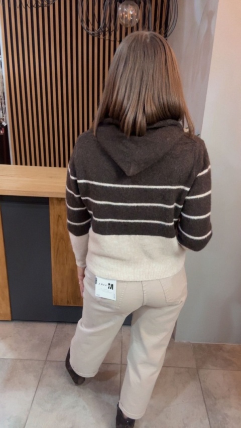 Sweter VICBEE “LOVER” z kapturem – brązowo-kremowy w paski